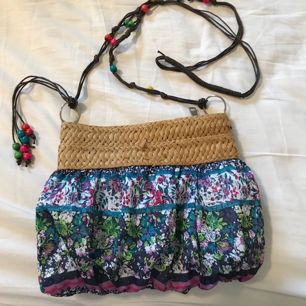 🦋4 for $15🦋 or $8
Boho bag with so much style.